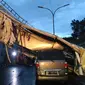 Jembatan Penyeberangan Orang (JPO) di Jalan Raya Pasar Minggu, Jakarta Selatan ambruk. (Liputan6.com/FX Richo Pramono)