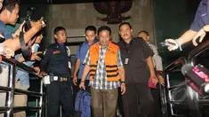 Bupati Lombok Barat Zaini Arony usai menjalani pemeriksaan di KPK, Jakarta, selasa (17/3/2015). Ia diperiksa terkait kasus dugaan pemerasan proses permohonan izin di Lombok Barat.(Liputan6.com/Helmi Afandi)