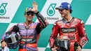 Pembalap Prima Pramac Racing, Jorge Martin (kiri) bersama pembalap Ducati Lenovo Team, Francesco Bagnaia sesi kualifikasi MotoGP Grand Prix Malaysia di Sirkuit Internasional Sepang, Sepang, 2 November 2024. (MOHD RASFAN/AFP)