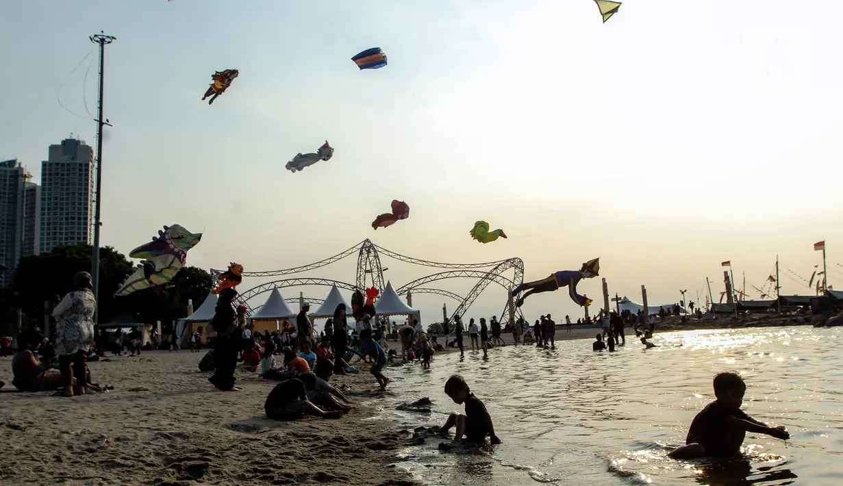 <p>Area Pantai masih menjadi primadona bagi para pengunjung untuk menikmati libur Hari Raya Idul Adha ini. (Liputan6.com/Johan Tallo)</p>