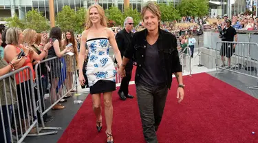 Aktris cantik, Nicole Kidman bersama suaminya, Keith Urban menghadiri CMT Music Awards 2014 di Bridgestone Arena, Nashville, Tennessee, (4/6/2014). (AFP/Rick Diamond)