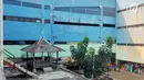 Suasana pasar tradisional Pasar Mingu di Jakarta, Rabu (17/7). Rencana revitalisasi 21 pasar tradisional di Ibu Kota terancam molor karena status lahan pasar masih dalam proses perubahan sertifikasi. (Liputan6.com/Immanuel Antonius)