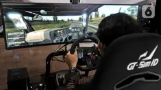 Pengunjung menjajal simulator truk yang dihadirkan Mercedes Benz di GIICOMVEC 2020, JCC Senayan, Jakarta, Minggu (8/3/2020). Mercedes Benz menghadirkan simulator truk dan bus dalam GIICOMVEC 2020 sehingga pengunjung dapat merasakan sensasi mengendarai kendaraan besar. (merdeka.com/Iqbal Nugroho)