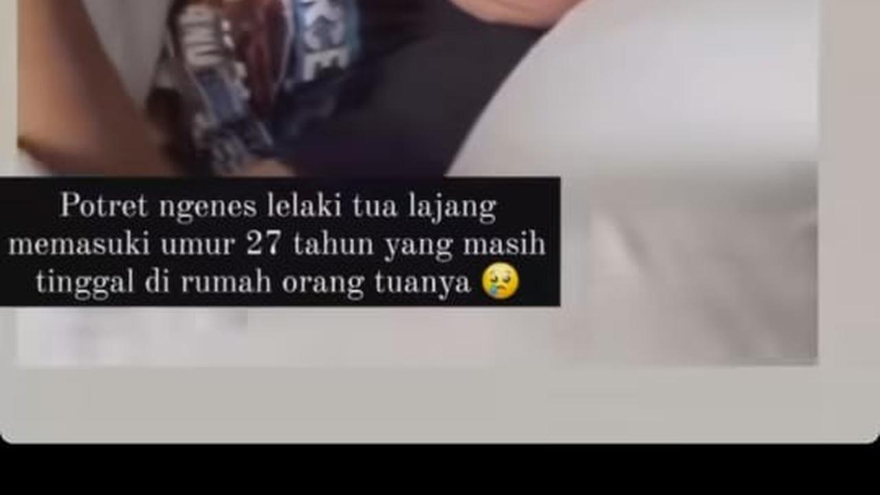 Menjadi senderan sang putra, Yuyu Sutisna nampak santai. Dia tak bergeming meski menjadi bantalan sang putra.&nbsp;<br>