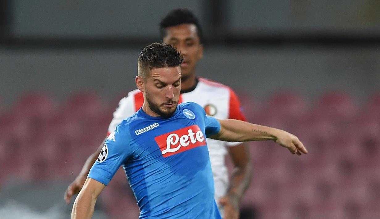 Pemain Napoli, Dries Mertens mencetak satu gol ke gawang Feyenord pada laga grup F Liga Champions di San Paolo stadium, Naples (26/9/2017). Napoli menang 3-1. (AFP/Filippo Monteforte)