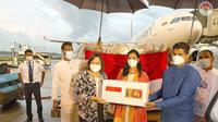 Pengiriman pertama bantuan kemanusiaan berupa obat-obatan dan alat kesehatan (alkes) dari Indonesia telah tiba di bandara internasional Sri Lanka. (KBRI Colombo)