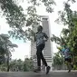 Peserta BNI-ITB Virtual Ultra Marathon 2020 berlari melintasi Gedung Grha BNI di Jakarta, Sabtu (12/12/2020). Memperingati HUT ke-100, ITB menggandeng BNI dan Yayasan Solidarity Forever gelar marathon yang dapat dilakukan dari mana saja selama rentang waktu yang ditentukan. (Lliputan6.com/Pool/BNI)