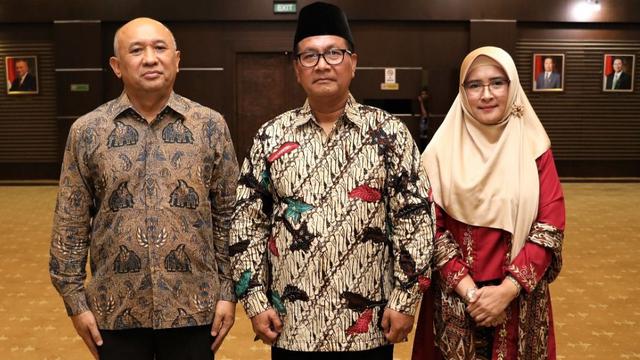 Menteri Koperasi dan UKM Teten Masduki, melantik Deputi Bidang Sumber Daya Manusia (SDM) Arif Rahman Hakim. (Dok Kemenkop)