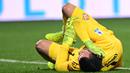 Kiper Cremonese, Emil Audero, terkapar setelah terkena petasan pada laga pekan ke-23 Liga Italia 2025/2026 di Stadion Giovanni Zini, Cremona, Minggu (1/2/2026). (AFP/Piero Cruciatti)