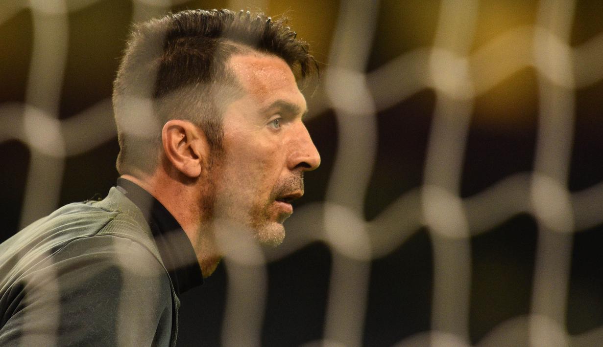 Kiper Juventus,  Gianluigi Buffon mengikuti sesi latihan di Stadion Cardiff (02/06/2017). Juventus akan berhadapan dengan Real Madrid pada final Liga Champion. (AFP/Glyn Kirk)