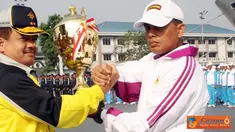 Pangkolinlamil Laksda TNI S.M. Darojatim menyerahkan Piala bergilir kepada Kontingen Kormar sebagai juara umum  Porwilbar 2012 di Lapangan Apel Mako Kolinlamil, Jakarta Utara, Jumat (15/6). (Pengirim: Kadispen Kolinlamil Letkol Laut Maman Sulaeman).