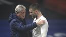 Manajer tim Crystal Palace, Roy Hodgson (kiri) menghibur bek Manchester United, Luke Shaw usai berakhirnya laga lanjutan Liga Inggris 2020/21 pekan ke-27 di Selhurst Park, Rabu (3/3/202). Crystal Palace bermain imbang 0-0 dengan Manchester United. (AP/Mike Hewitt/Pool)