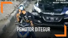 Pemotor awalnya ditegur petugas wanita melalui CCTV  karena berhenti di atas zebra cross saat lampu merah. Bukan hanya itu, pemotor juga asik memakan es krim di atas kendaraannya.