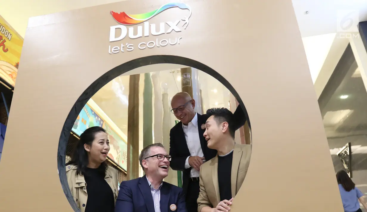 Desainer Diana Nazir, Managing Director, Decorative Paints SESA AkzoNobel Oscar Wezenbeek, Presdir PT ICI Paints Indonesia AkzoNobel Decorative Paints Indonesia Jun de Dios, Fotografer Rio Motret saat peluncuran, Jakarta (16/1).(Liputan6.com/Angga Yuniar)