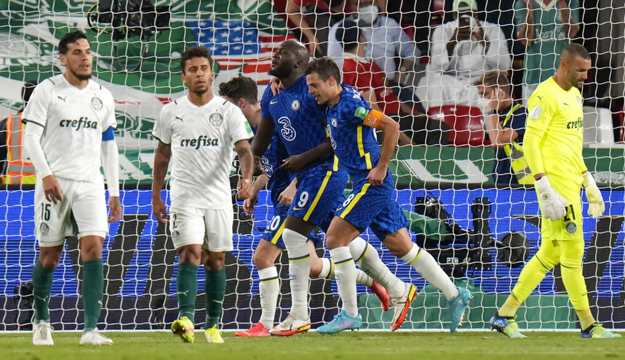 Pemain Chelsea Romelu Lukaku (tengah) usai mencetak gol ke gawang Palmeiras pada pertandingan sepak bola final Piala Dunia Antarklub di Stadion Mohammed Bin Zayed, Abu Dhabi, Uni Emirat Arab, 12 Februari 2022. Chelsea menang 2-1. (AP Photo/Hassan Ammar)