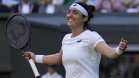 Petenis tunggal putri Tunisia berusia 27 tahun, Ons Jabeur membuat sejarah menjadi petenis Afrika pertama yang melangkah ke semifinal turnamen tenis Grand Slam di Wimbledon 2022. Di babak perempatfinal yang digelar Rabu (6/7/2022) dini hari WIB, satu-satunya petenis unggulan yang tersisa tersebut mengalahkan petenis Republik Ceska, Marie Bouzkova dengan tiga set. (AP/Alastair Grant)