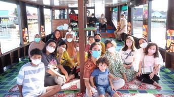 Keseruan Ussy Sulistiawaty Ajak Anak-anak Berlibur di Kampung Halaman Mantan Suami