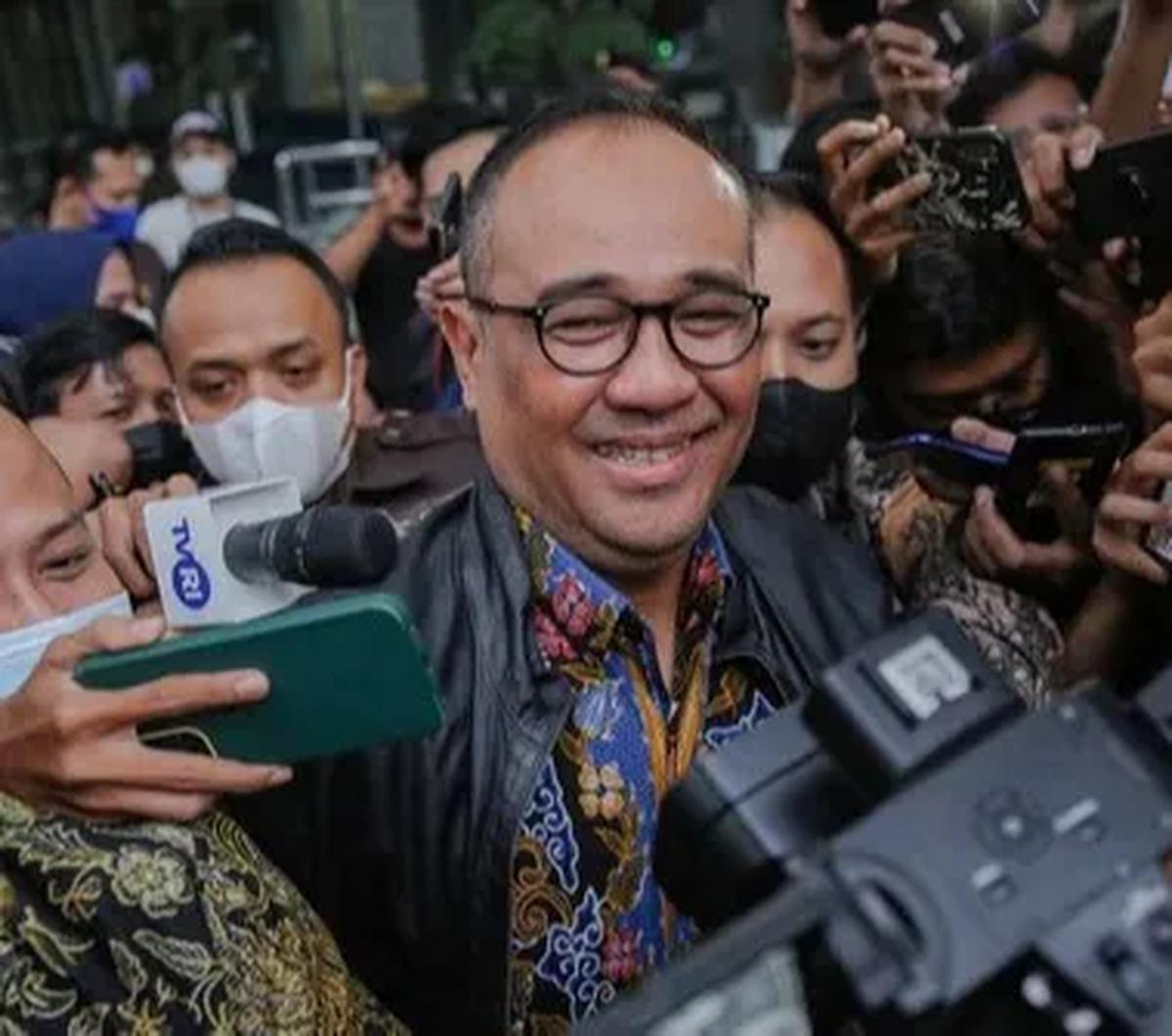 "Saya ngekos dari harga Rp2.500.000 dulu pertama, naik Rp3,6 naik jadi Rp4 juta, kan naik terus. Harga kos di san malah ada yang Rp6 juta di sebelah-sebelahnya itu. Kalau sekarang itu ada yang Rp2,5 juta, ada yang Rp3 juta ada yang Rp4 juta," bebernya.