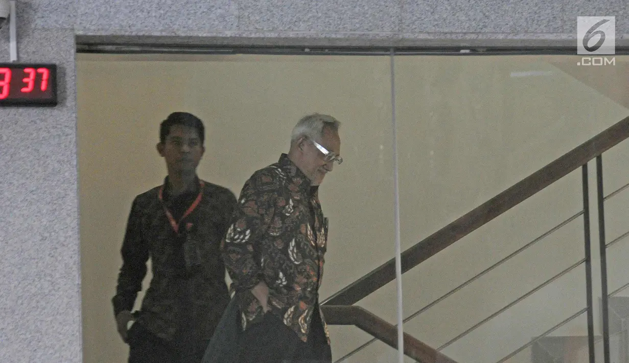 Dirut RS Sakit Medika Permata Hijau Hafil Budianto usai menjalani pemeriksaan di KPK, Jakarta, Jumat (9/2). Hafil diperiksa terkait dugaan merintangi atau mengagalkan penyidikan perkara E-KTP dengan tersangka Setya Novanto. (Liputan6.com/Herman Zakharia)