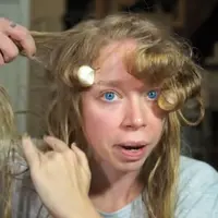 Jika kemarin ada tutorial keriting rambut pakai Cheetos, kini kamu bisa keriting rambut pakai marshmallow. (Via: youtube.com)