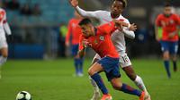Aksi striker Timnas Chile, Alexis Sanchez, pada laga semifinal Copa America kontra Peru di Gremio Arena, Porto Alegre, Kamis (4/7/2019). (AFP/Carl De Souza)