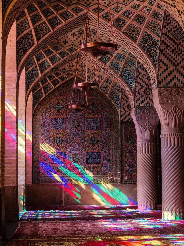 6 Potret Megah Masjid Tradisional Nasir-Ol-Molk, Interiornya Serba Pink