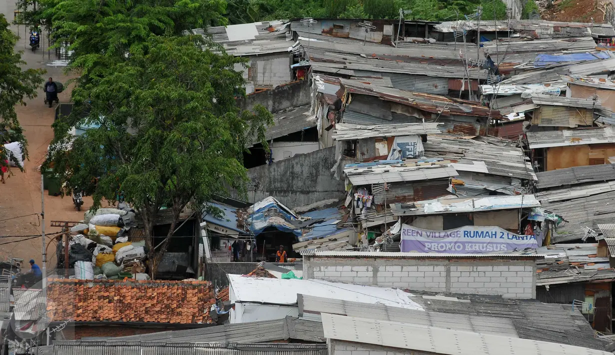 Suasana pemukiman padat Kampung Bandan, Jakarta, Senin (30/5).Lahan kosong akan disekitaran lokasi akan digunakan untuk membangun Rumah Susun Sewa (Rusunawa) bagi warga Kampung Bandan.(Liputan6.com/Gempur M Surya)