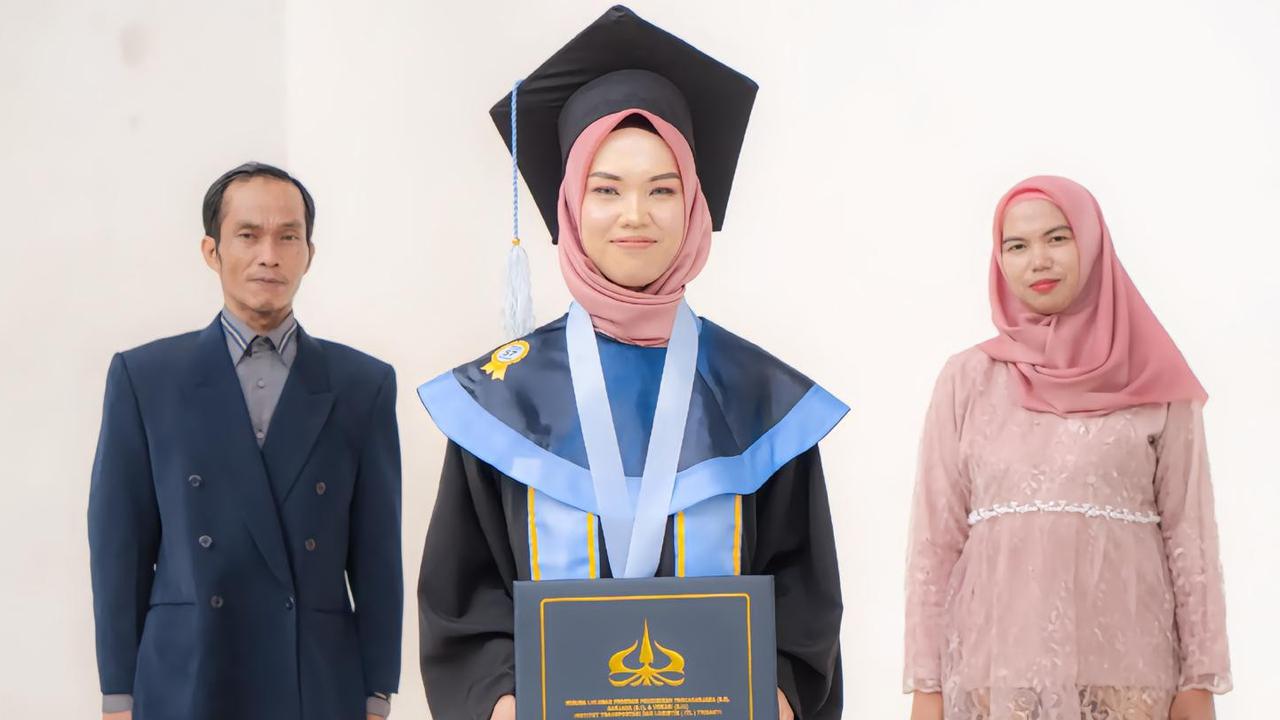 Orangtua Pengepul Barang Bekas, Cewek ini Berhasil jadi Sarjana lalu Difoto di Atas Gerobak, Kampusnya Disorot