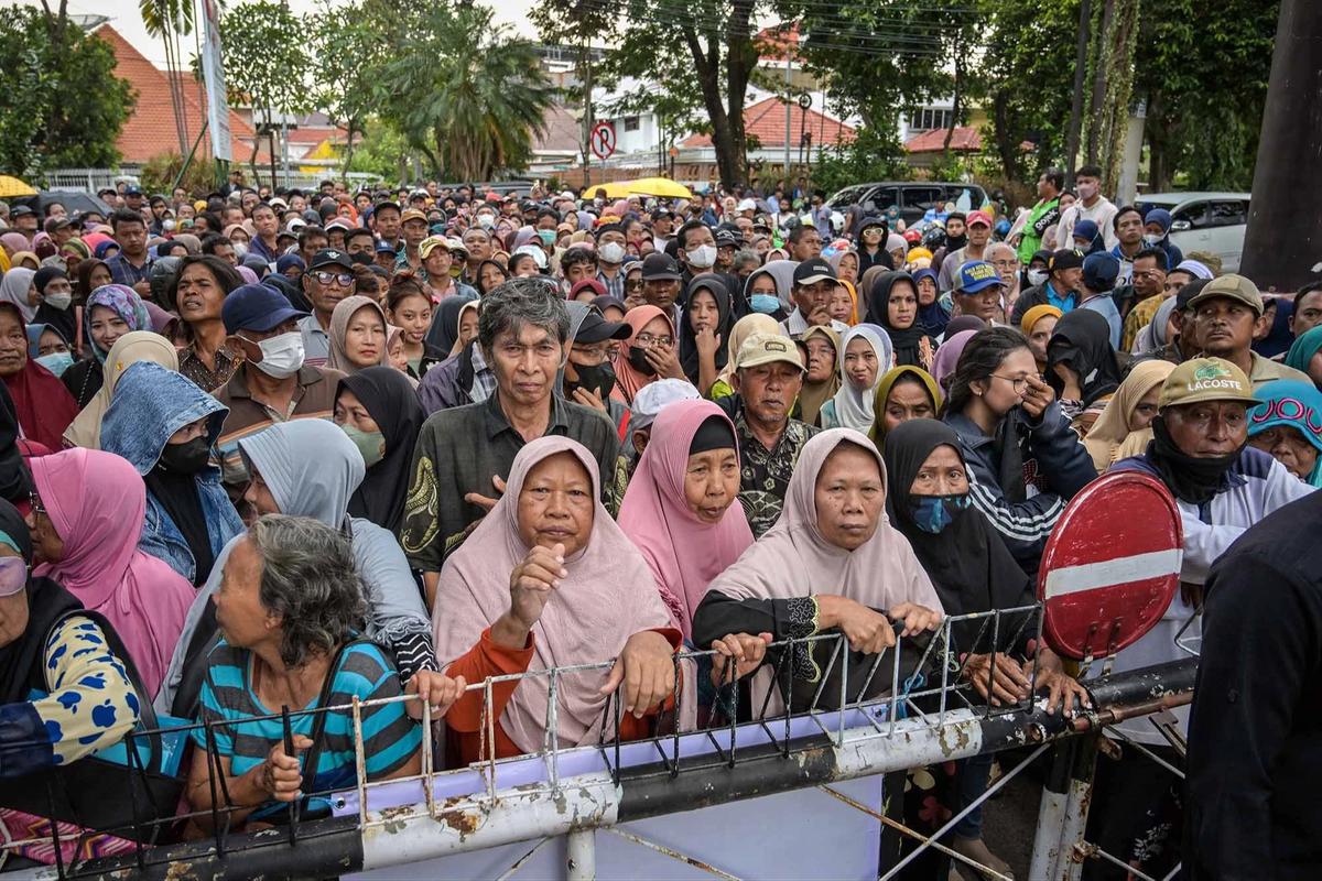 FOTO: Ribuan Warga Surabaya Antre Zakat Mal Rp 500 Ribu per Orang di Masjid Cheng Hoo