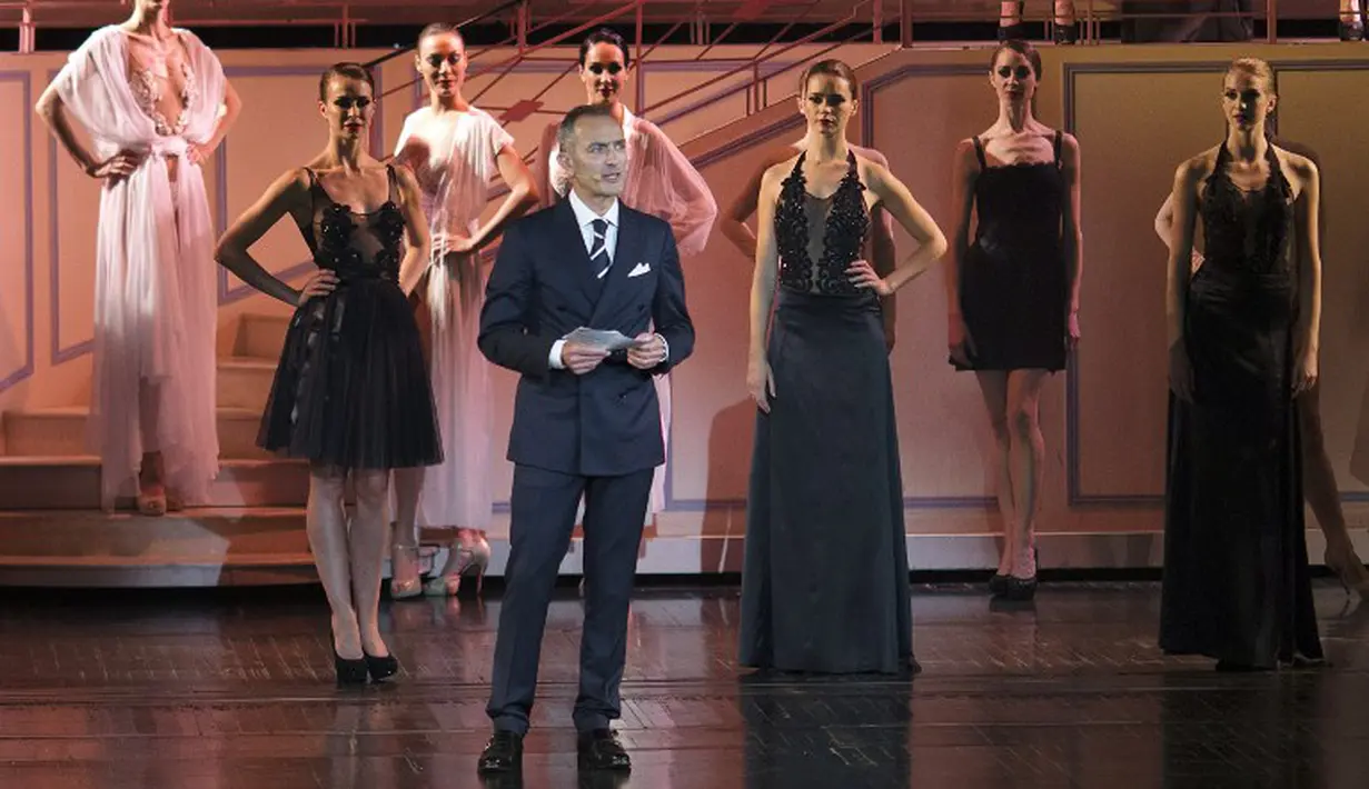 Pemilik perusahaan lingerie Lejaby, Alain Prost, berpose bersama para modelnya di perayaan ke-130 tahun Lejaby di Lido, Paris, Selasa (27/5/2014) (AFP Photo/Joel Saget) 