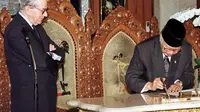 Presiden Soeharto menandatangani Letter of Intent IMF