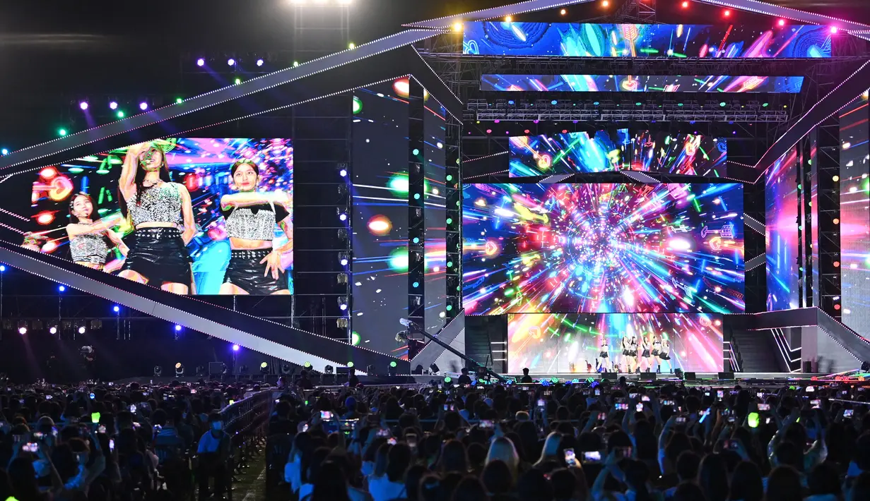 Para penggemar menyaksikan penampilan sejumlah grup K-pop pada Dream Concert 2022 di Stadion Jamsil, Seoul, Korea Selatan, 18 Juni 2022. Dream Concert adalah konser K-Pop tahunan terbesar di Korea Selatan sejak tahun 1995, pada tahun 2020 dan 2021 Dream Concert diadakan secara online. (Jung Yeon-je/AFP)