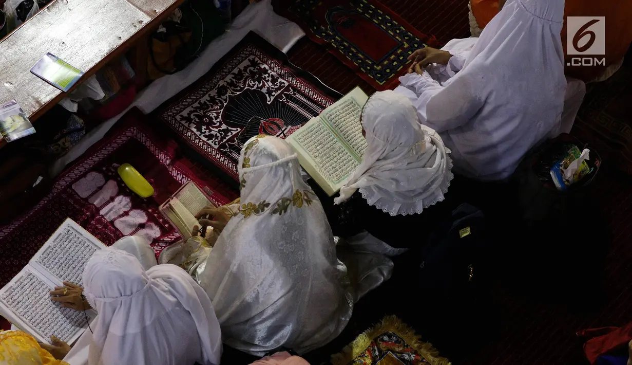 Jamaah muslimah membaca Al-Quran usai melaksanakan salat tarawih di Masjid Istiqlal, Jakarta, Jumat (26/5). Pemerintah menetapkan 1 Ramadan 1438 Hijriah jatuh pada hari Sabtu 27 Mei 2017. (Liputan6.com/Johan Tallo)