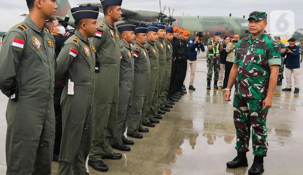 KASAU Marsekal TNI Fadjar Prasetyo (kanan) memberi arahan kepada pilot pesawat yang membawa logistik dan personel saat mengikuti perlepasan misi kemanusian ke Turki di Lanud Halim Perdanakusuma, Jakarta, Sabtu (11/2/2023). Pemerintah mengirimkan bantuan logistik sebanyak lima ton dan personel gabungan tim pencarian dan penyelamatan (SAR) sebanyak 65 orang untuk membantu proses operasi SAR korban gempa di Turki. (Liputan6.com/Herman Zakharia)