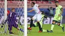 Gelandang Sevilla, Vicente Iborra berusaha mencetak gol ke gawang Manchester City pada laga Liga Champions di Stadion Sanchez Pizjuan, Spanyol, Selasa (3/11/2015). (EPA/Jose Manuel Vidal)