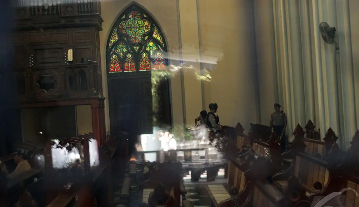 Jelang Misa malam Natal 2014, Polda Metro Jaya  melakukan penyisiran di Gereja Katedral, Jakarta, Rabu (24/12/2014). (Liputan6.com/Faizal Fanani)