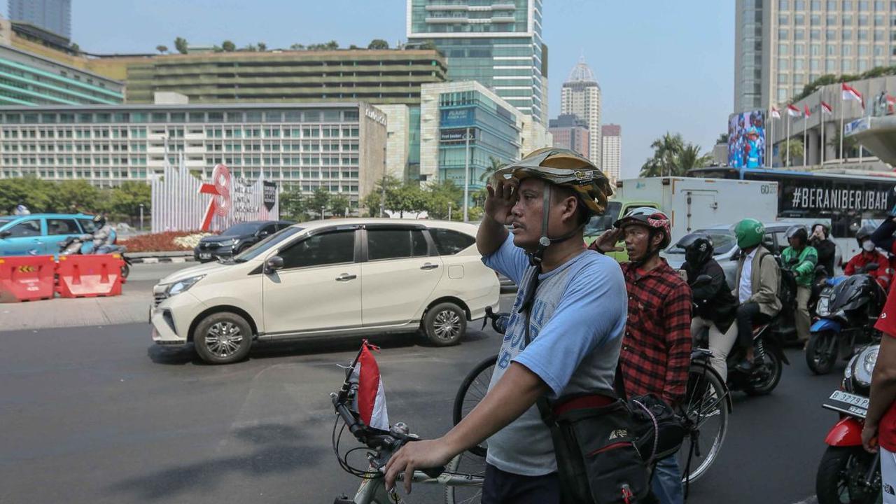 Saat pengibaran bendera Merah Putih di Istana Merdeka, masyarakat diminta untuk ikut berdiri 3 menit dari pukul 10.17 sampai 10.20 WIB.