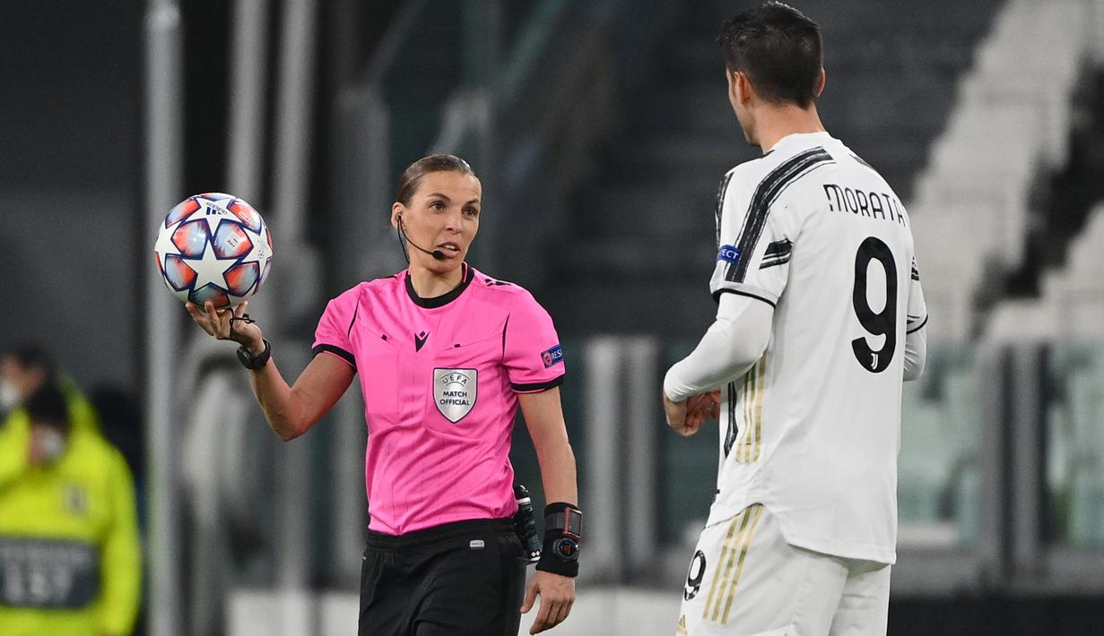 Wasit Prancis Stephanie Frappart berbicara dengan penyerang Juventus Alvaro Morata sebelum memulai pertandingan Grup G Liga Champions antara Juventus vs Dynamo Kiev di Allianz Stadium, Kamis (3/12/2020) dinihari WIB. Frappart menjadi wasit perempuan pertama dalam Liga Champions. (Vincenzo PINTO/AFP)