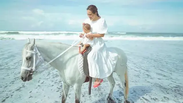 Potret Shandy Aulia sedang berkuda (Instagram/@shandyaulia)