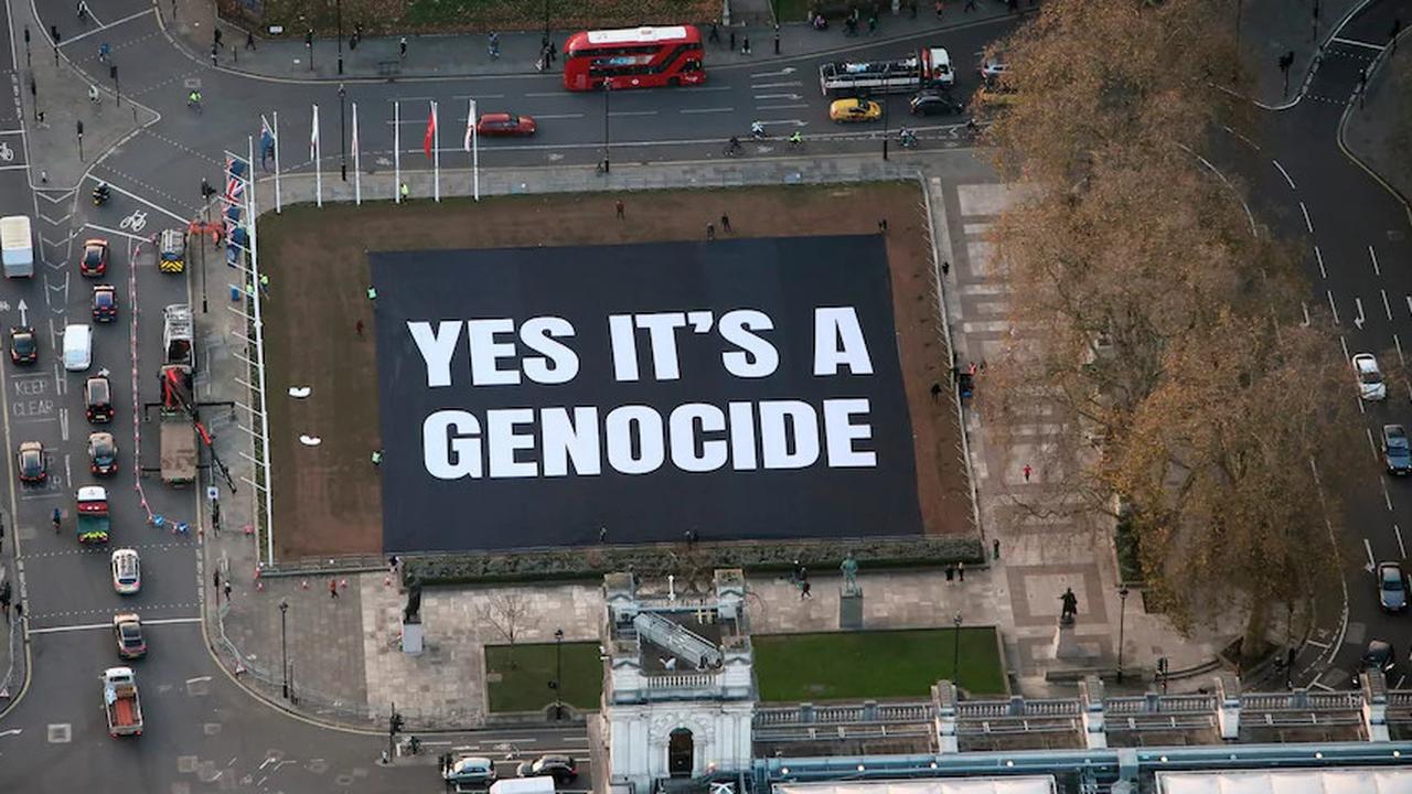 Spanduk Raksasa 'Yes It's Genocide' Terpampang di Depan Parlemen Inggris