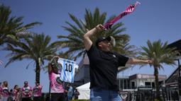 Sejumlah fans Inter Miami melakukan perayaan saat menunggu kedatangan Lionel Messi di DRV PNK Stadium, Fort Lauderdale, Florida, 11 Juli 2023 waktu setempat. Messi mendarat di Florida pada hari Selasa (11/07/2023) waktu setempat. Hal tersebut diketahui dari tayangan televisi ESPN. Inter Miami rencananya akan mengadakan acara presentasi bertajuk 'The Unveil' pada 16 Juli di stadion kandangnya. (AP Photo/Rebecca Blackwell)