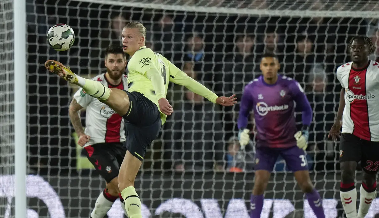Penyerang Manchester City, Erling Haaland berusaha mengontrol bola dari kawalan pemain Southampton selama pertandingan perempat final Piala Liga Inggris di stadion St Mary di Southampton, Inggris, Kamis (12/1/2023). Southampton menang atas Man City dengan skor 2-0 dan melangkah ke semifinal. (AP Photo/Hibah Alastair)