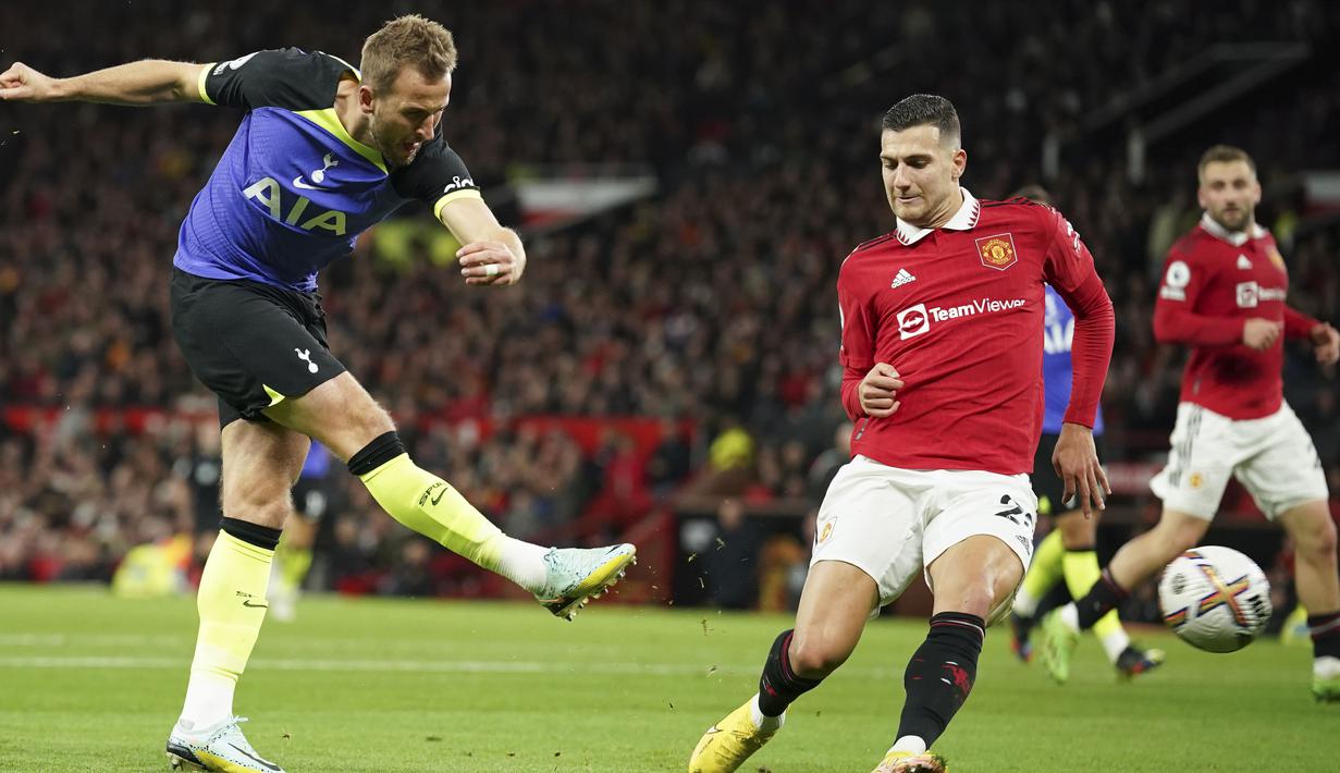 Dua penyerang andalan Spurs yakni Harry Kane dan Son Heung-Min tak mampu berbuat banyak pada laga kali ini. Penjagaan ketat dari pemain MU membuat mereka kesulitan mencetak gol. (AP/Dave Thompson)