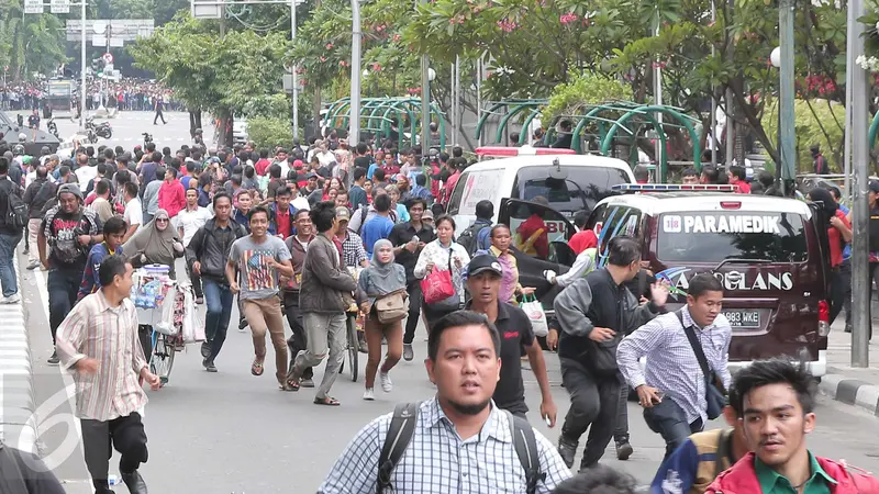 20160114-Awak Media Lari Kocar-kacir di Sarinah-Jakarta