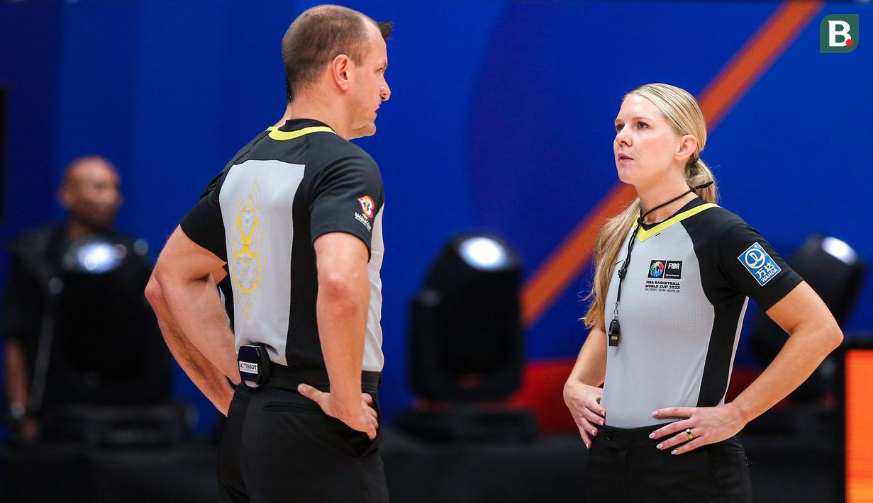 Wasit Jenna Jordan Reneau (kanan) berbincang dengan rekannya, Juan Fernandez dan Gvidas Gedvilas saat jeda quarter pada laga Grup P Piala Dunia FIBA 2023 antara Pantai Gading melawan Lebanon di Indonesia Arena, Senayan, Kamis (31/08/2023). (Bola.com/Bagaskara Lazuardi)