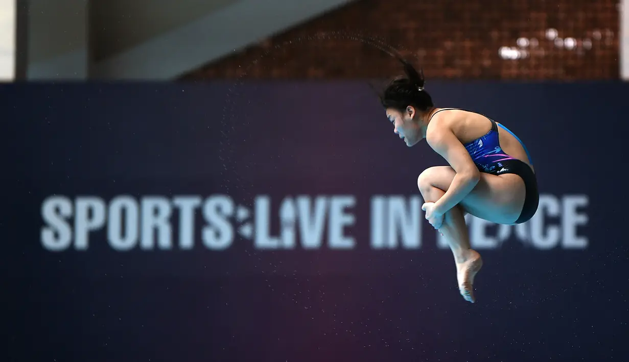 Bui Thi Hong Giang dari Vietnam berkompetisi pada final loncat indah putri SEA Games ke-32 di Phnom Penh, Kamboja, 10 Mei 2023. (Photo by NHAC NGUYEN / AFP)