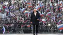 Presiden Rusia Vladimir Putin tiba untuk menyampaikan pidatonya di konser perayaan  delapan tahun referendum tentang status negara bagian Krimea dan Sevastopol serta penyatuannya kembali dengan Rusia, di Moskow, Rusia (18/3/2022). (Mikhail Klimentyev, Sputnik, Kremlin Pool Photo via AP)