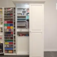 Coba deh kamu lihat lemari yang satu ini. Kelihatannya kecil, tapi ternyata bisa menampung apa saja kayak kantong Doraemon. (Via: boredpanda.com)