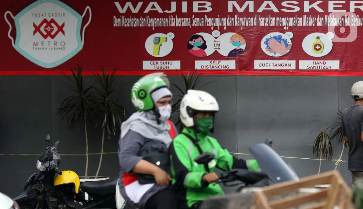 Spanduk sosialisasi terpasang di sekitar Pasar Blok B Tanah Abang, Jakarta, Selasa (1/9/2020). Hingga Selasa (1/9). jumlah kasus aktif COVID-19 di Jakarta mencapai 8.764 orang (yang masih dirawat/isolasi mandiri). Dan jumlah kasus konfirmasi secara total 41.250. (Liputan6.com/Helmi Fithriansyah)