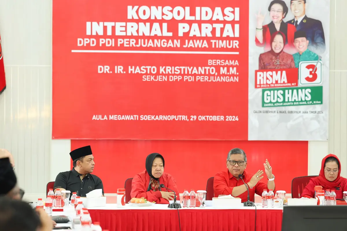 Sekretaris Jenderal DPP PDI Perjuangan (PDIP) Hasto Kristiyanto memimpin rapat konsolidasi internal pemenangan Pilkada Serentak 2024 di Jawa Timur.
